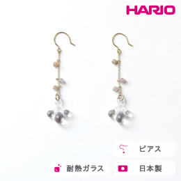 冬から春にかけて見られる雨氷現象をガラスで再現しました。 天然石の色とカットが、氷に覆われた植物の表情とその温かみを感じさせてくれます。 チェーンにあしらわれた天然石「ムーンストーン」は、「シラー」と
