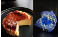 048-016　お花屋さんの下諏訪バスクチーズケーキ2個＆青いバラ3本とかすみ草の花束
