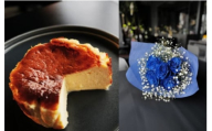 048-014　お花屋さんの下諏訪バスクチーズケーキ＆青いバラ5本とかすみ草の花束