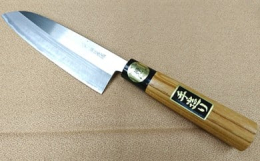 最高級の刃物鋼青紙を使用し、小野市の職人が鍛造で鍛え上げた包丁です。割込とはステンレスの軟材で鋼を挟んでいます。表面は錆びにくく刃はしっかりしていますので切れ味がするどく長切れします。また鋼が峰まで入