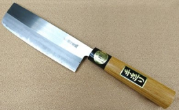 最高級の刃物鋼青紙を使用し、小野市の職人が鍛造で鍛え上げた包丁です。割込とはステンレスの軟材で鋼を挟んでいます。表面は錆びにくく刃はしっかりしていますので切れ味がするどく長切れします。また鋼が峰まで入