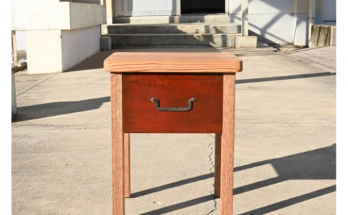 高校生が作った　空き家の廃材を使った小物が入る引き出しチェア 2389299 - 鳥取県三朝町