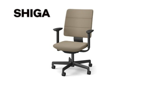 イトーキ SHIGA シガ 昇降脚 背トリプル ベースカラー:ブラック / 座面カラー:サンドベージュ（KJ-517SEM-T1K4F）キャスター5本脚 【アンクルムーブ・シンクロロッキング / アジャスタブル肘 / 抵抗付きウレタンキャスター】 日本製 ワークチェア オフィスチェア 柴田文江氏デザイン【EI181W】 2404022 - 滋賀県近江八幡市