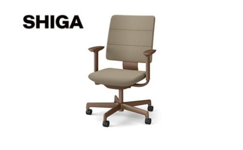 イトーキ SHIGA シガ 昇降脚 背トリプル ベースカラー:チェストナットブラウン / 座面カラー:サンドベージュ（KJ-517SEM-F2K4F）キャスター5本脚 【アンクルムーブ・シンクロロッキング / アジャスタブル肘 / 抵抗付きウレタンキャスター】 日本製 ワークチェア オフィスチェア 柴田文江氏デザイン【EI184W】 2404026 - 滋賀県近江八幡市