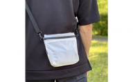 【白】雨の日にも！ポケット付き軽量ナイロンショルダーバッグ　サコッシュ　撥水ポシェット