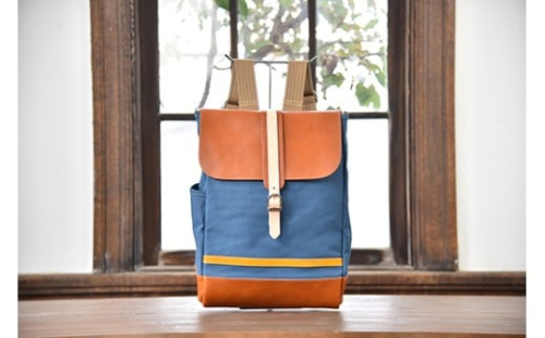近江牛レザーと地産帆布で作ったフラップ付きリュック　びわ湖ブルー【CC42W】 2433242 - 滋賀県近江八幡市