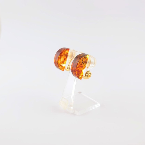 Amberlogue イヤリング 半円形（金属素材：真ちゅうメッキ　琥珀：18×5×8.5mm　サイズ：全長18mm） 2434599 - 岩手県久慈市