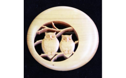 本つげの木肌が、月の中に浮かぶフクロウの姿を見事に引き立てます。緻密で上品な彫りが魅力。1年を通して、また、どんなシーンにも映える、使い勝手のよいデザインです。木彫家である安藤光平氏の工房である「開工