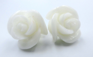 珊瑚 ピアス K18 アクセサリー ゴールド バラ 薔薇 ギフト 贈答 プレゼント 装飾 イベント ミス珊瑚 バラ 白 約13mm K18 ピアス （fpi-39）高知県 宿毛市
