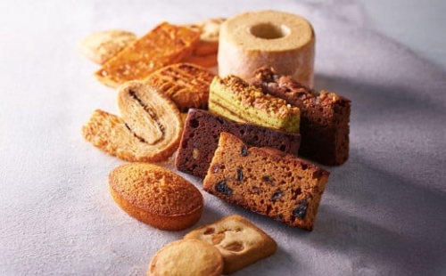 【シャトレーゼ】 Grandrecipes （グランレシピズ)  18個入 ケーク・オ・フリュイ ショコラオランジュ ノーテンクーヘン ガトーバスク フリューゲルパイ セサミ フロランタン バターサブレ ヴィジタンティーヌ バウムクーヘン    2495038 - 山梨県中央市