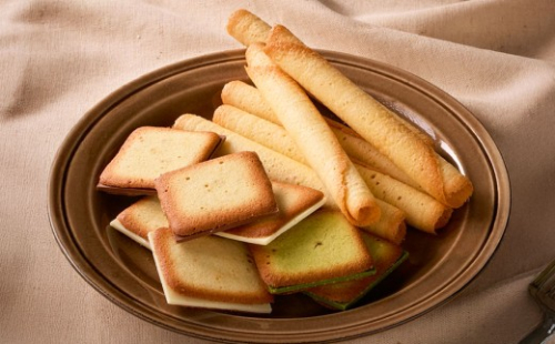 【シャトレーゼ】 ラングドシャアソートメント 38個 ラングドシャロール 20個 ラングドシャサンド（ホワイト／ミルク／抹茶） 計18個（各6個）   2495040 - 山梨県中央市