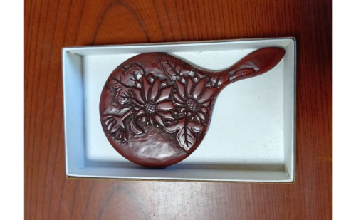 鎌倉彫 姫鏡 手鏡 伝統工芸品 工芸品 伝統 漆塗り 漆 漆器 和装小物 メイク道具 贈り物 ギフト プレゼント お祝い 彫刻 花柄 手作り ハンドメイド 持ち運び 上品 和モダン 工芸 職人技 鏡 ミラー お取り寄せ ご当地 送料無料 神奈川県 逗子市 2512125 - 神奈川県逗子市
