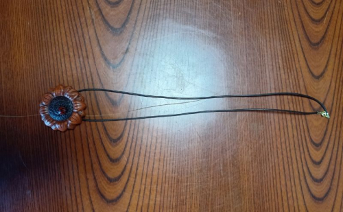 鎌倉彫 ペンダント 1個 ネックレス 漆塗り 伝統工芸品 アクセサリー 和装小物 贈り物 ギフト プレゼント お祝い 漆 彫刻 花柄 手作り ハンドメイド 上品 和モダン 工芸 漆器 首飾り ファッション お取り寄せ ご当地 送料無料 神奈川県 逗子市 2512126 - 神奈川県逗子市