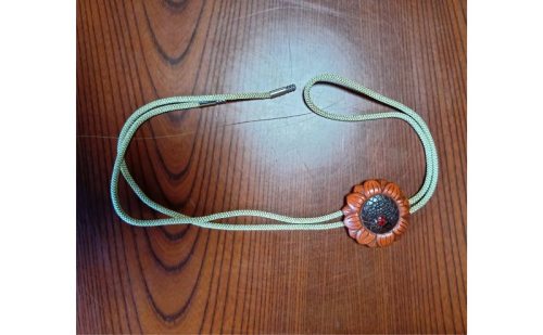 鎌倉彫 ループタイ 漆塗り 伝統工芸品 アクセサリー ネクタイ 贈り物 ギフト プレゼント お祝い 漆 彫刻 花柄 手作り ハンドメイド 上品 和モダン 工芸 職人技 ファッション お取り寄せ ご当地 送料無料 神奈川県 逗子市 2512127 - 神奈川県逗子市