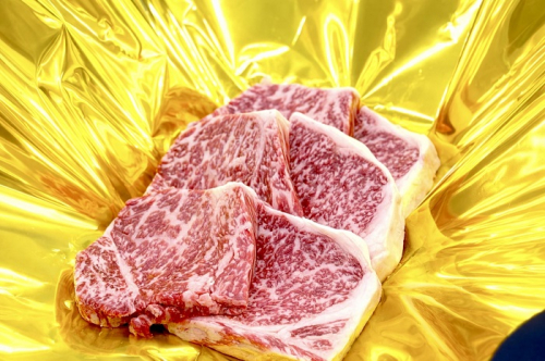 （冷凍）松阪牛 厚切り サーロインステーキ 900g B-141 ／冷凍　瀬古食品　ふるさと納税　牛肉　松阪肉　名産　ブランド　霜ふり本舗　三重県　大紀町 2538719 - 三重県大紀町