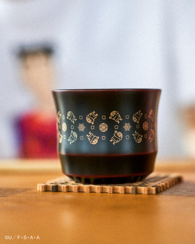 クレヨンしんちゃん 川連漆器カップ 雪柄 黒・赤セット 秋田伝統工芸 和食器 和風カップ 漆塗り 川連塗り 限定デザイン コラボ限定 クレしんグッズ アニメ 【詩の国秋田株式会社】[O16701] 2540847 - 秋田県湯沢市