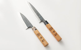 家庭用万能料理包丁です。軽くて切れ味バツグンです。野菜、肉、魚などの料理全般に使えます。 ※この商品は両刃です。 ※冷凍品や魚の骨などの硬いものにはご使用になれません。 ■産地 熊本県水俣市産 ■原材