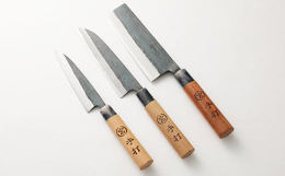 家庭用万能料理包丁です。軽くて切れ味バツグンです。 野菜、肉、魚などの料理全般に使えます(菜切包丁は魚の三枚おろしには使用できません)。 ※この商品は両刃です。 ※冷凍品や魚の骨などの硬いものにはご使
