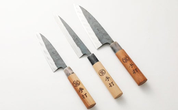 家庭用万能料理包丁です。軽くて切れ味バツグンです。野菜、肉、魚などの料理全般に使えます。 ※この商品は両刃です。 ※冷凍品や魚の骨などの硬いものにはご使用になれません。 ■産地 熊本県水俣市産 ■原材