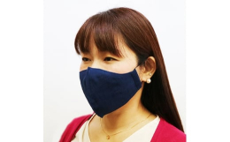 古来、藍で染めた布には抗菌作用や消臭効果があると云われ、日本人の生活に取り入れられてきました。当品を製造している「藍染工房びぜんや」は日出町で染色〜デザイン〜縫製まで一貫した制作を行っている工房です。