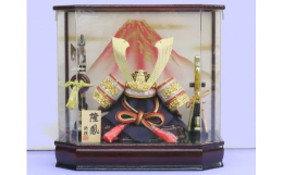 江戸時代に武家では男の子の誕生を祝い小型の甲冑が飾られていました。そこに飾られたのが、平安時代の形をしたこのような兜で、お祝い兜と呼ばれています。※ひな人形と花のまち「こうのす」 鴻巣市は約400年の