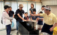 【G0773】蒲郡においでん！！ うんまいタコのゆでたて体験（お土産付き 蒲郡海鮮市場にご来店・体験プラン) 生のタコ タコ 柔らか 塩もみ 蒲郡 体験型 活きた 珍しい TV取材 家族 リピーター イベント がまごおり 海鮮市場 土産 タコ茹で 体験 テレビ番組 旅行雑誌 紹介