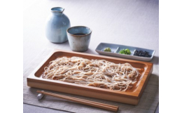 産地や品質を吟味した玄蕎麦を、「極荒挽き」と「石挽きによる挽きぐるみ」に。完全手打ちの少量生産で、透明感と味わいのある蕎麦を山形からお届けする〈辻蕎麦〉。歯切れのよさと舌ざわり、噛んだときの甘さ、鼻に