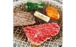 良質の穀物を飼料に、愛情込めて育てられる山形の名牛・米沢牛。舌の上でとろけるおいしさは、米沢を中心とした置賜地方の恵まれた自然と長年にわたって培われてきた肥育技術の賜物です。程よい霜降り、きめ細やかな