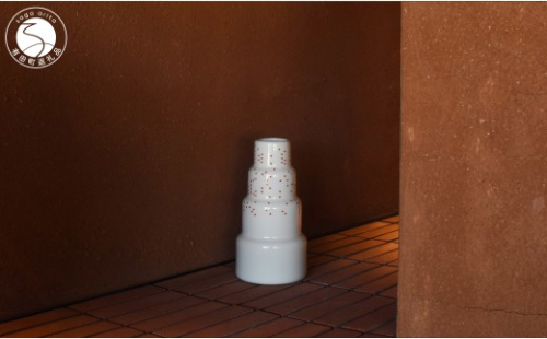 1616/ S&B Vase High Red Dots【1616/arita japan】有田焼 ショルテン＆バーイングス デザイン オランダ 花器 花瓶 ベース 白磁 白 赤 ドット シンプル シック モダン ギフト A130-45 2638168 - 佐賀県有田町