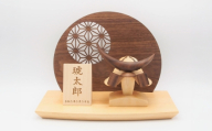 木製兜（かぶと）「三日月前立タイプ」名入り立札(中)　端午の節句 五月人形 日田市 / 合同会社ウッドアート楽 [ARDN046]