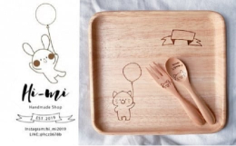 温かみのある木製のお食事セットです。お子さんが喜ぶ「ねこ」の可愛いイラストを刻印しました。出産祝いやハーフバースデーにSpecialなプレゼントはいかがでしょうか？※画像はイメージです。※フリーハンド