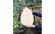 木のぬくもり　茄子のかたちのカッティングボード　木製　ハンドメイド　手作り　木のぬくもり　実用的　ウッドプレート　オシャレ　かわいい　可愛い　茄子　ナス　縁起物　お皿　食卓　バター　ホームパーティー　看板　案内板　映え　天然木　ヒノキ