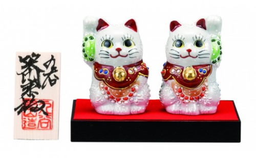 九谷焼　2.2号ペア招き猫　白盛（台・敷物・立札付） a05 2705303 - 石川県能美市