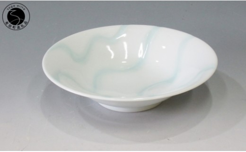 日展会友 照井一玄作 有田焼 白磁深皿 水の中【岳窯】食器 器 うつわ 白磁 盛鉢 ボウル 和食器 ろくろ成形 彫刻 青白 作家 作家もの 照井一玄 A20-673 2708012 - 佐賀県有田町