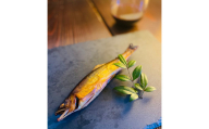温めるだけで名店の味《こまち鮎》鮎の燻製５本【(有)鮎乃家】[B5-4201]
