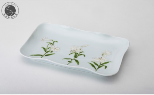 有田焼 白百合 スクエアトレイ【深川製磁】食器 器 うつわ 百合 ユリ 長角皿 スクエアプレート 和食器 白 ホワイト モダン 上品 aa072 2770575 - 佐賀県有田町