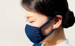 自家製藍で染めた布で作った立体マスクです。 外側はハリのある綿布を使用、内側は肌触りの良いガーゼを二重にしています。 紐は長時間つけていても痛くなりにくく、伸縮性のあるわた入りの柔らかい綿紐を藍染しま