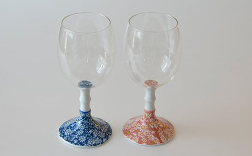 有田焼 ペアワイングラス 赤小菊 / 青小菊【東洋セラミックス】食器 グラス ワイングラス ペア セット 菊 レッド ブルー 華やか ギフト A18-157 342832 - 佐賀県有田町