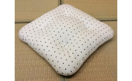 数量限定（40セット）小座布団、出しゃばることのないちょうどいいサイズ、もちろん和室に、角を丸める事でクッションとしてフローリングでも、椅子に置いても角が出っ張ることなく、色々な場面で使用できるお座布