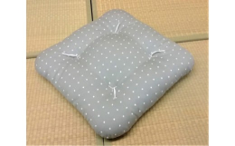 数量限定（20セット）小座布団、出しゃばることのないちょうどいいサイズ、もちろん和室に、角を丸める事でクッションとしてフローリングでも、椅子に置いても角が出っ張ることなく、色々な場面で使用できるお座布
