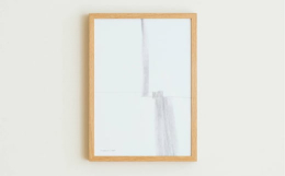 写真や絵などの作品はもちろん、飾る空間をも引き立てる木製フレームです。すっきりと端正なシルエットが、作品のパワーや魅力をまっすぐに引き出します。どんな空間にも気持ちよく馴染みつつ、シャープなラインが空