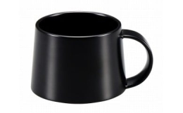 英語で「Japan」と呼ばれる漆器は、日本が世界に誇る工芸品です。なかでもここ輪島の特産品である輪島塗は、その堅牢さと華やかさで知られています。内径約7.5cm、外径（底部）約8.8cm、持ち手含む長