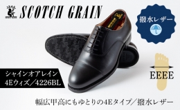 創業以来50年もの長きに渡って、主に紳士靴の生産をしているスコッチグレイン。 国産撥水カーフの質感と丈夫で修理も可能なグッドイヤー製法で作り上げた、晴れ雨兼用の撥水レザーを使用した幅広甲高ゆったりタイ