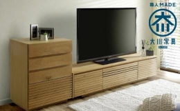 天然木を贅沢に使用したルーバー（格子）デザインが特徴のキャビネットになります。テレビボードの横に置いてサイドキャビネットとしてもご利用できます。リビングの壁面自体がアートとなり得る、美しいキャビネット