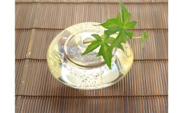光の滴をイメージして制作致しました。澄をあしらい、華やかさを演出していますので、小さいサイズですが、存在感があります。季節の花を生けたり、ペン立てとして内包する柔らかい光のガラスをお楽しみください。【