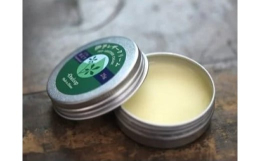 久万高原町でオリジナル革製品を手掛ける「革工房ワンループ」は、愛媛の風景や素材を巧みに取り入れた製品を手仕事で創作しています。こちらの工房では、大切な革製品を長く愛用してもらうためにとあらゆる革製品に