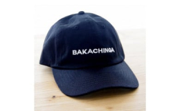 博多弁「バカチンが！」のロゴキャップ。博多弁で「このバカチンが！」って怒られたかったあなたへ。アメリカンテイストなフォルムがかわいい6パネルキャップ。背面の金属クリップアジャスターでサイズ調整できます