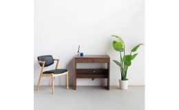 当店オリジナルのデスクです。モダンテイスト、シックテイストなお部屋にマッチするシンプルでスッキリしたデザインです。カラーはオーク色、ウォールナット色をご用意しています。サイズは幅75のタイプ。本製品(
