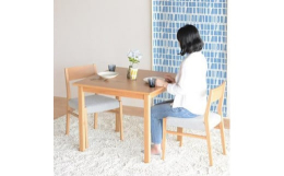 素材には高級材として知られるオークの無垢材をふんだんに使いました。天然木ならではの自然で高級感のある仕上がりです。木材の経年変化もお楽しみください。製作は安心の国内メーカーに依頼しクオリティにも拘りま