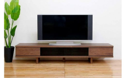 家具産地、大川の職人がつくる「リード」シリーズ。スタイリッシュな空間を演出する脚付きのテレビ台。前板には無垢材を使用し、自然と馴染む溝加工を施しました。天然木の素材感を感じられるよう、オイル塗装で仕上